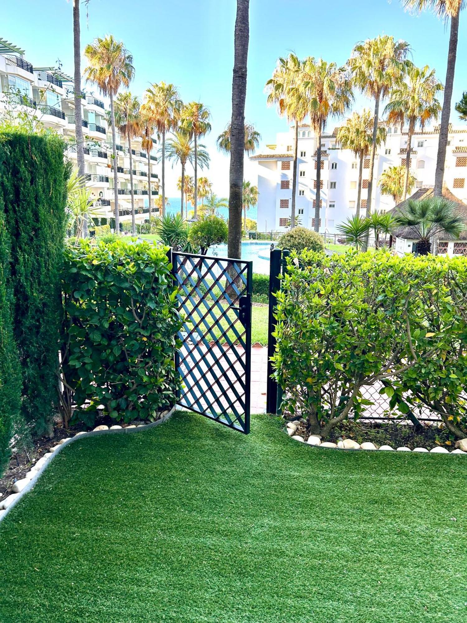 Mi Capricho, Beachfront, Grownfloor, Private Garden & Terrace Sitio de Calahonda المظهر الخارجي الصورة